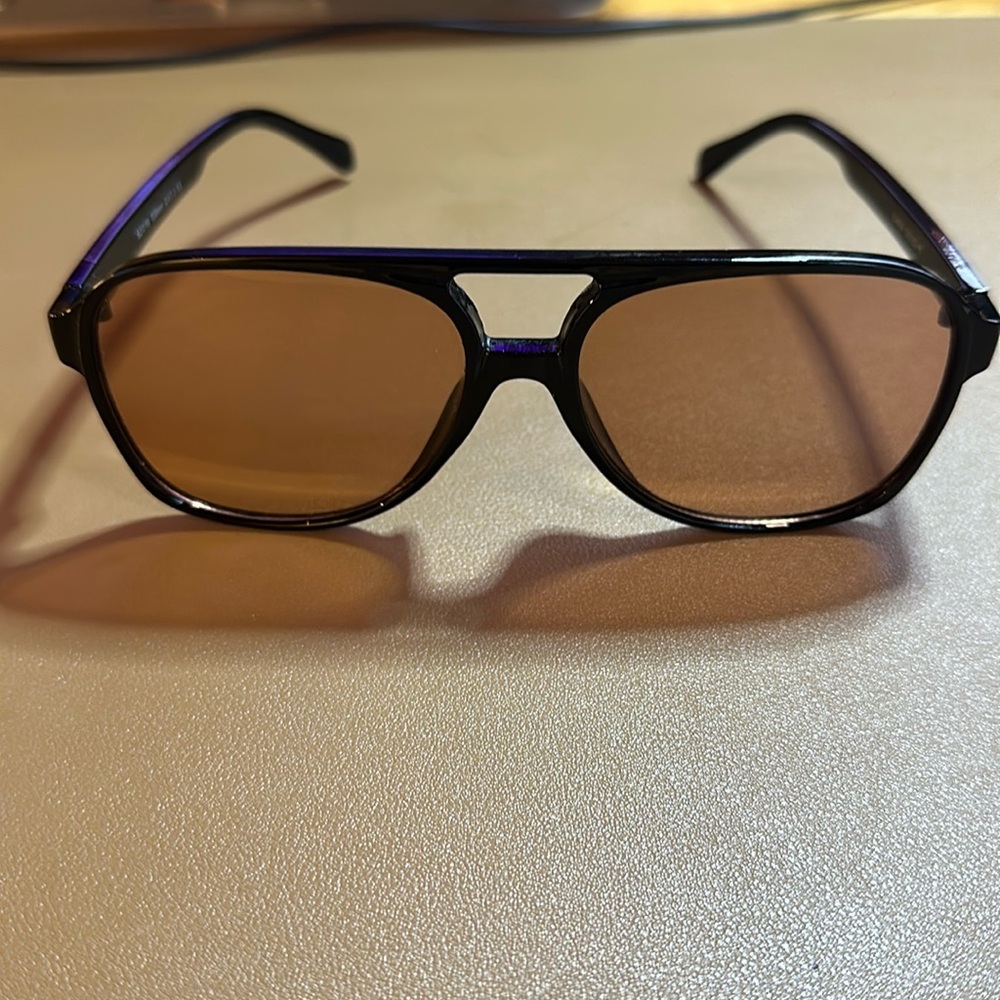 Aviator style sunglasses